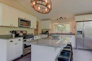 Fully stocked kitchen for you