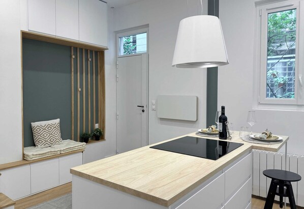 Versatile living space with a cozy sofa and a flat-screen TV and free WiFi for your stay