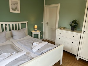 Schlafzimmer 1 Doppelbett EG