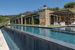 Wasser, Himmel, Eigentum, Azurblau, Gewässer, Gebäude, Pflanze, Schwimmbad, Freizeit, Baum