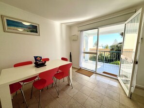 View  the Indian Ocean from your dining tabel