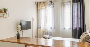 Télévision et coin repas lumineux