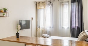 Télévision et coin repas lumineux