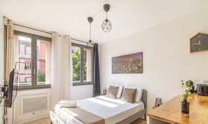 Coin nuit lumineux avec fenêtres donnant sur une cour intérieur