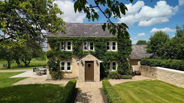Swathed in greenery, Otmoor House is the perfect base for your Oxfordshire adventure