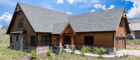 StayGranbyRanch 206 Juniper exterior view in summer of home