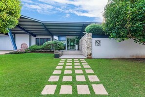 Follow stepping stones and lush green grass to this Parap paradise, only a 15-minute drive from the CBD.
