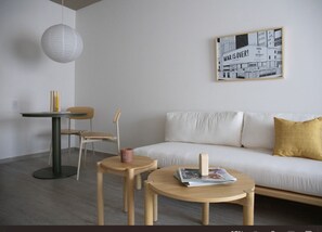 Sillón y Mesa de Comedor