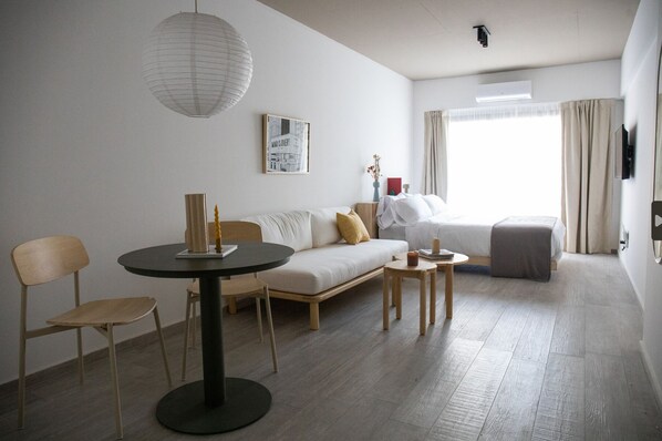 Mesa de Comedor, Sillón y Cama Principal