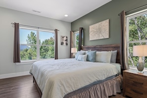 King Bed in Master Bedroom with Large HDTV Flatscreen (1)