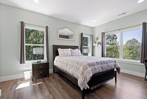 Queen Bed in Master Bedroom w/ Desk (1)