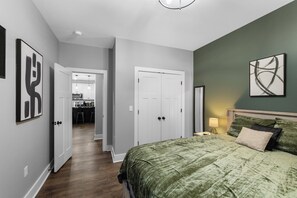 Queen Bed in w/ HDTV Flatscreen (1)