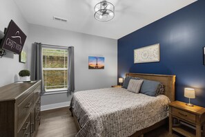 Queen Bed in w/ HDTV Flatscreen (2)