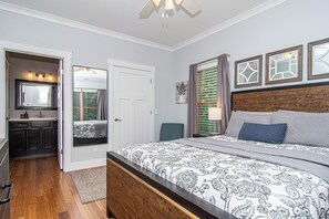 Queen Bedroom with en-suite bathroom & HDTV (1)