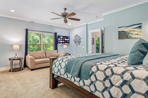 Master King Bedroom suite with en-suite bathroom and Couch (1)