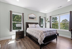 TOP Queen Bed in Master Bedroom w/ Desk (1)