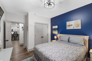 Queen Bedroom with Flat Screen TV (1)
