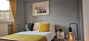 The yellow room 