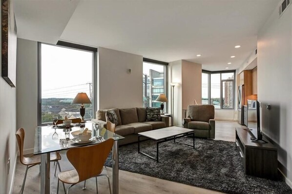 Herndon/Reston Reston 2 Bedroom Living Room