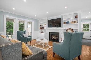 Living room with fireplace and flat screen TV - 42 Julien Road Harwich Port Cape Cod - Red River Retreat - NEVR