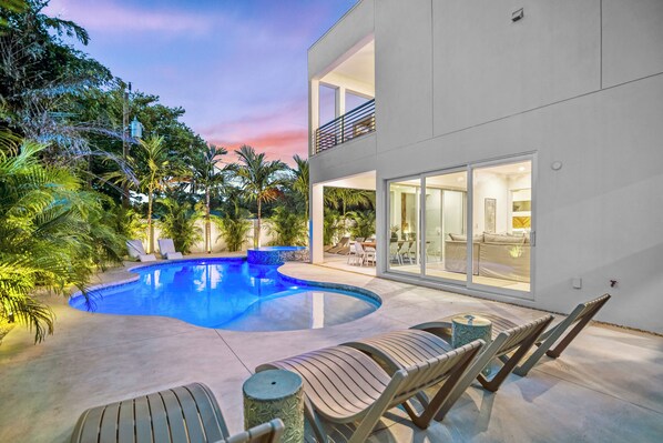 Pool & patio View Evening