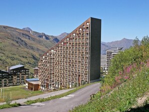 Sky, Building, Mountain, Plant, Land Lot, Natural Landscape, Urban Design, Slope, Neighbourhood, Landscape