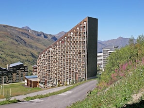 Sky, Building, Mountain, Plant, Land Lot, Natural Landscape, Urban Design, Slope, Neighbourhood, Landscape