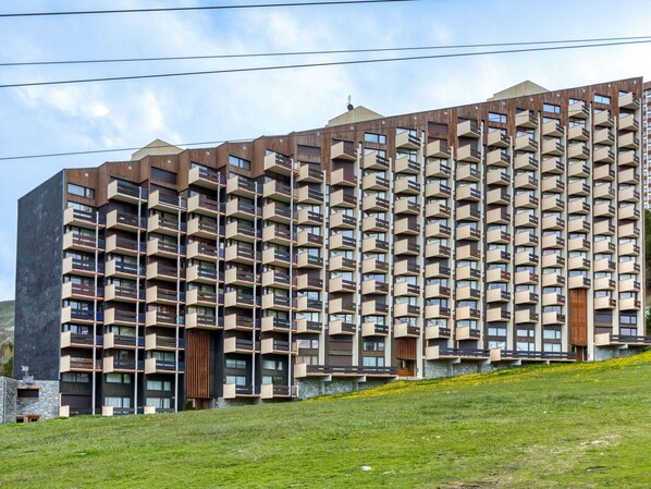 Himmel, Gebäude, Wolke, Fenster, Urban Design, Grundstueck, Tower Block, Eigentumswohnung, Nachbarschaft, Gras