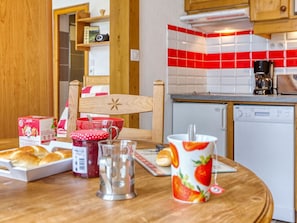 Essen, Tabelle, Möbel, Eigentum, Countertop, Cabinetry, Geschirr, KĂŒchengerĂ€t, Holz, KĂŒche