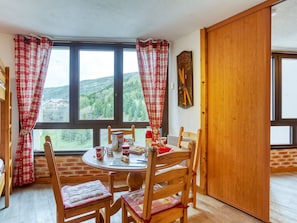 Möbel, Fenster, Tabelle, Holz, Interior Design, Gebäude, Vorhang, Schatten, Stuhl