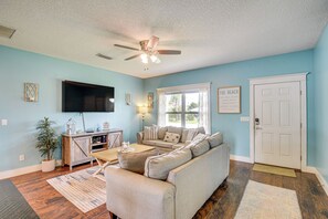 Living Room | 1st Floor | Sleeper Sofa | Smart TV | Central Heating & A/C
