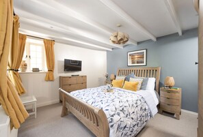 The Corner Cottage, Carnhell Green, Hayle: The sumptuous 5' king size bed promises sweet slumbers