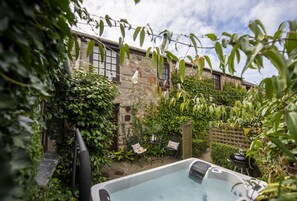 The Corner Cottage, Carnhell Green, Hayle: Evenings can be spent cooking over the barbecue, dining alfresco and unwinding in the heavenly hot tub