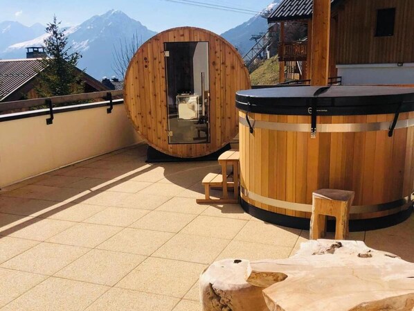 Outdoor spa tub