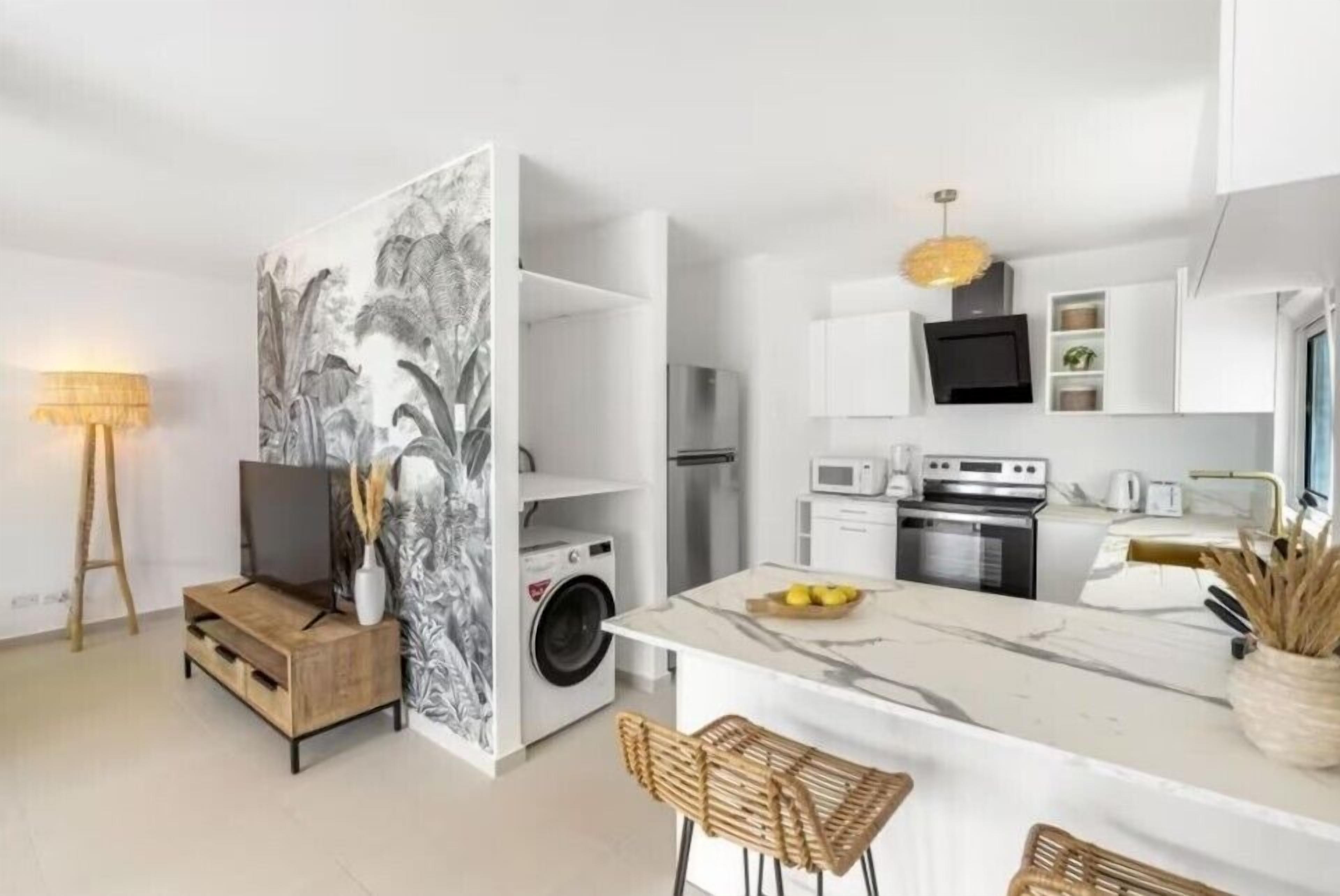 Sunny Outlook - Beautiful 1 bedroom in beachfront complex