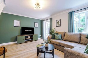 The spacious living space benefits from a comfortable sofa bed, a 40-inch smart TV and plenty of space to sit down and relax.