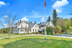 Circular driveway at Farmhouse with ample parking