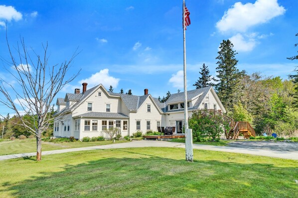 Circular driveway with ample parking