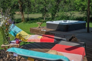 Outdoor spa tub