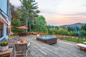 Rear deck with amazing view. 6 Person Hot Tub