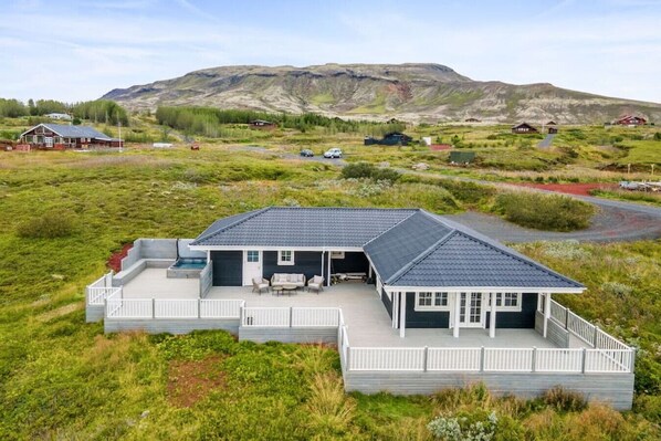 Experience the perfect combination of rustic charm and modern amenities in this sleek cabin, complete with a stunning hot tub, nestled in the heart of Víðibrekka.