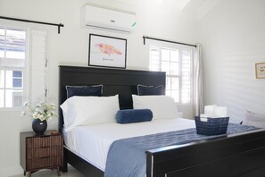 Flat screen TV
Large King size bed,
Egyptian cotton bedsheets, walkin closet