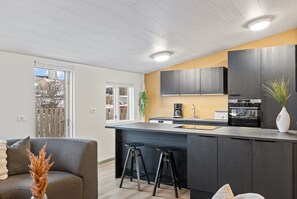 Ignite your passion for cooking in this stylish and well-equipped kitchen, a haven for culinary creativity.