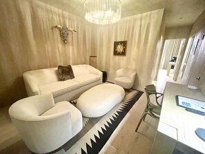 King Suite - Room 6
