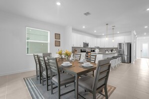 Large capacity family dining table