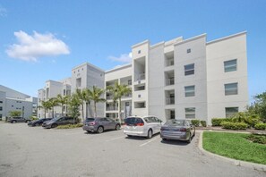 2-web-or-mls-4721-clock-tower-dr-304