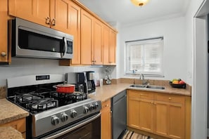 Practical and spacious kitchen to prepare your meals before a day out exploring the city or attending your conventions.
Kitchen accommodation include most basic cooking items.