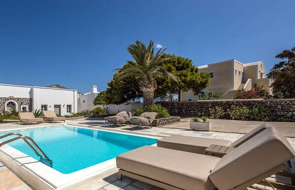 Lavish Santorini Villa | Villa Antica| 2 Bedrooms | Private Swimming Pool & Shaded Furnished Pergola | Spacious Indoors Lounge| Megalochori
