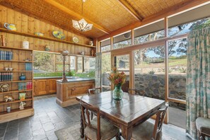 Kitchen & Dining