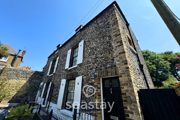 Front Exterior - Starfish Cottage - Broadstairs - Kent - @seastayuk - seastay.co.uk